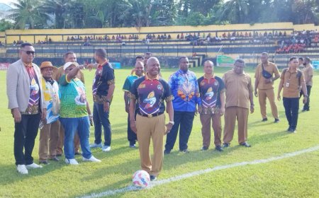 Dominggus Mandacan Buka Liga 4 Piala Gubernur Papua Barat 2025-2026, Sembilan Tim Berkompetisi Jadi yang Terbaik