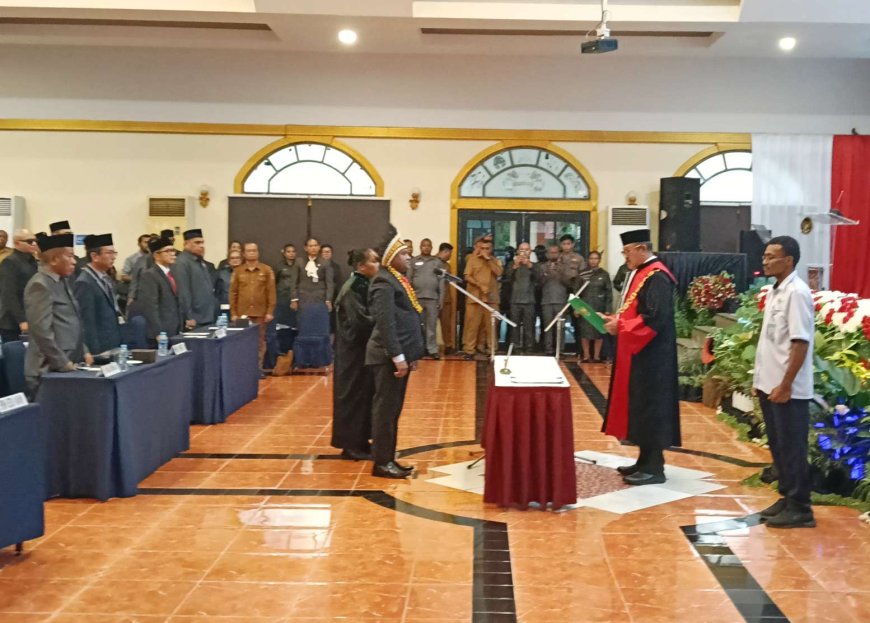 Frits Bernard Indou Dilantik sebagai Wakil Ketua III, Unsur Pimpinan DPR Papua Barat Resmi Lengkap