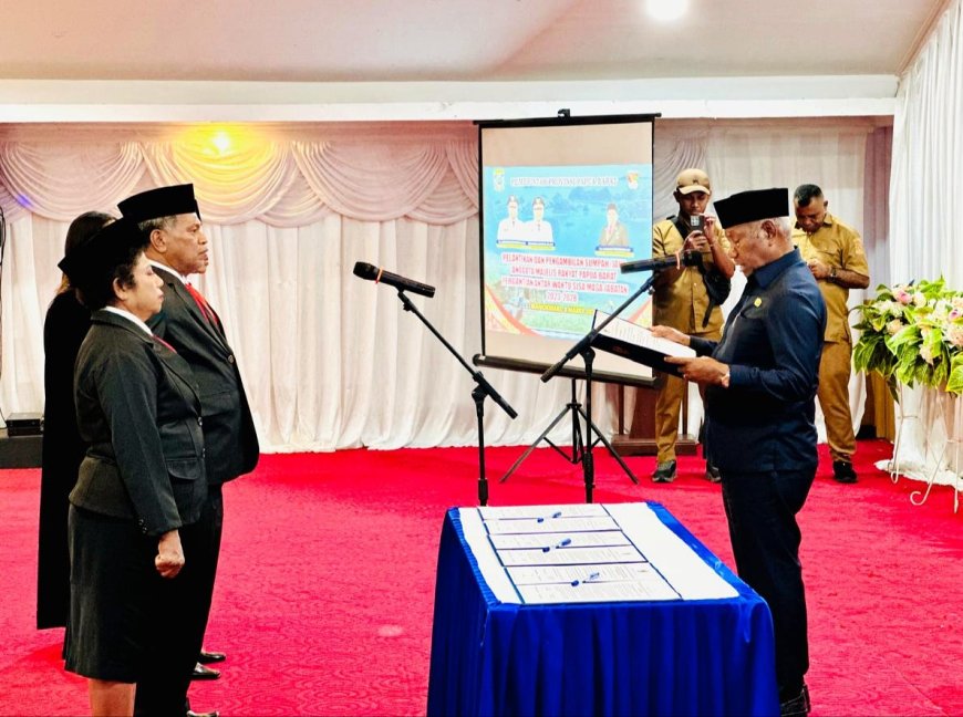 Gubernur Dominggus Mandacan Lantik Tiga Anggota MRPB PAW 2023-2028