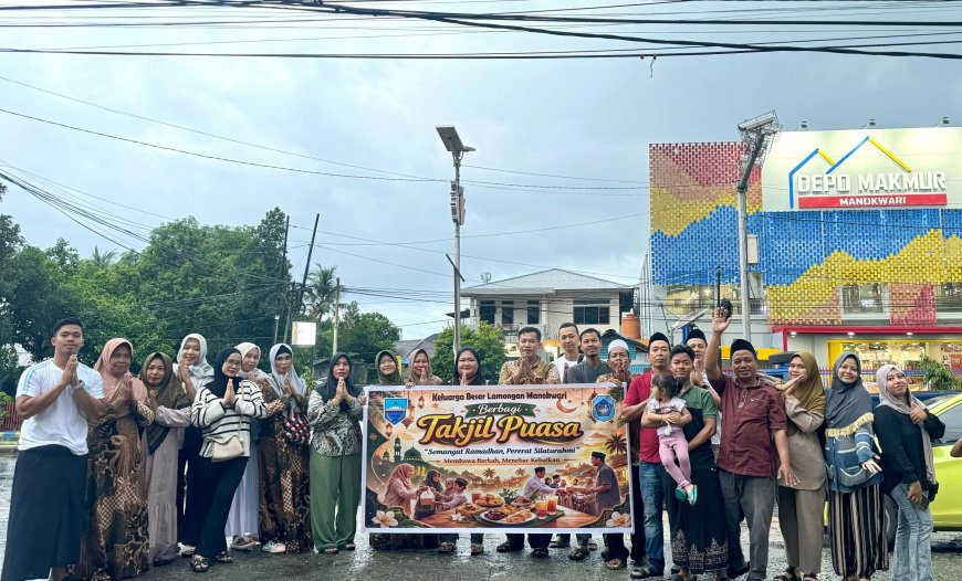Sempat Diguyur Hujan, Keluarga Besar Lamongan di Manokwari Tetap Semangat Berbagi Takjil