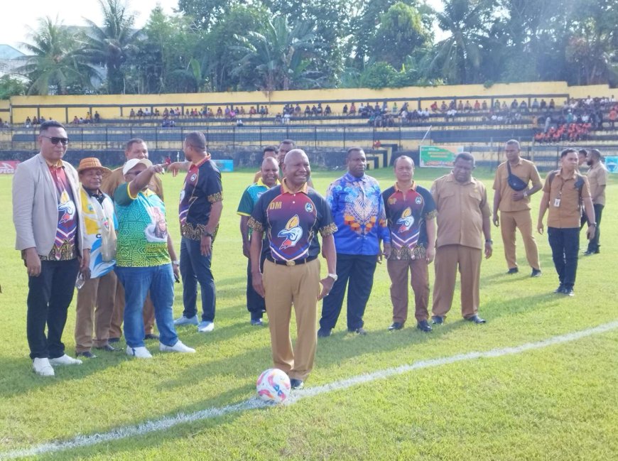 Dominggus Mandacan Buka Liga 4 Piala Gubernur Papua Barat 2025-2026, Sembilan Tim Berkompetisi Jadi yang Terbaik