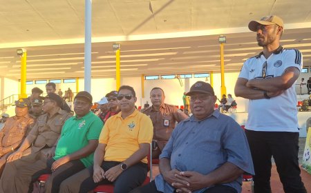 Bupati Yohanis Manibuy Imbau ASN dan PPPK Jaga Persatuan, Tekankan Profesionalisme Pasca Penyerahan SK