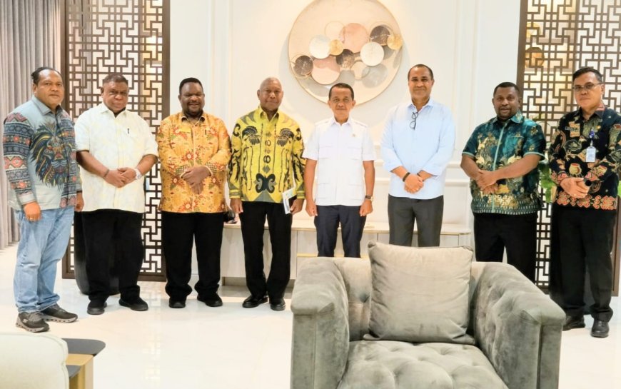 MRP Papua Barat Tegaskan Perlindungan Masyarakat Adat dalam Penataan Kawasan Tambang