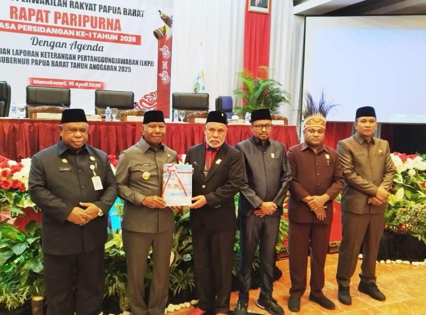 Gubernur Papua Barat Serahkan LKPJ 2025, Realisasi Pendapatan Capai 92,93 Persen