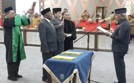 Gubernur Papua Barat Lantik Jafar Werfete dan Dr. Ria Come, Perkuat Kinerja Didbudpar dan Disdukcapil