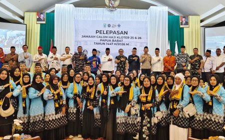 Gubernur Dominggus Mandacan Lepas Jemaah Calon Haji Kloter 25 dan 26 Papua Barat