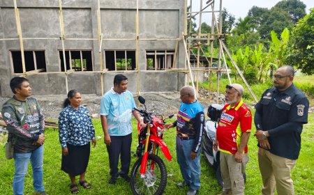 Gubernur Papua Barat Serahkan Dua Motor untuk Dukung Pelayanan GKI Hatam Moile Meach