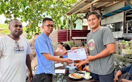 PWI Papua Barat Serahkan Sertifikat dan Kartu UKW kepada Wartawan Kompeten