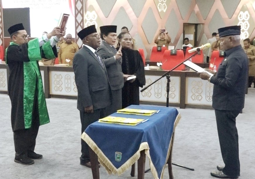 Gubernur Papua Barat Lantik Jafar Werfete dan Dr. Ria Come, Perkuat Kinerja Didbudpar dan Disdukcapil