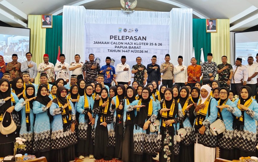 Gubernur Dominggus Mandacan Lepas Jemaah Calon Haji Kloter 25 dan 26 Papua Barat