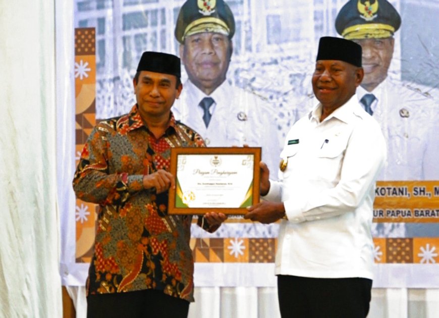 Gubernur Papua Barat Terima Penghargaan Dari Baznas Pusat Atas Dukungan Terhadap Gerakan Zakat