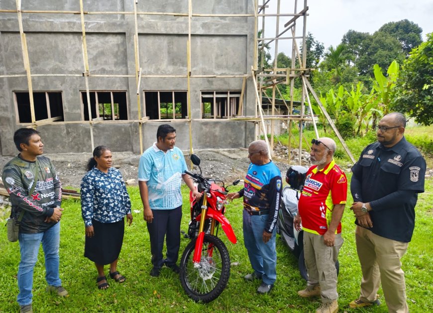 Gubernur Papua Barat Serahkan Dua Motor untuk Dukung Pelayanan GKI Hatam Moile Meach