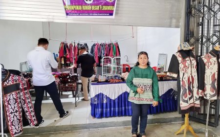 Flobamora Papua Barat Hadirkan Tenun NTT di Pameran Harmoni Pesparawi XIV, Pengunjung Antusias Berbelanja