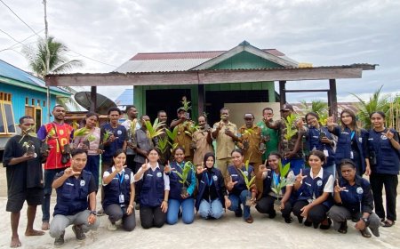 Mahasiswa KKN UNIPA Bagikan 300 Bibit Tanaman untuk Warga Kampung Yop Meos Windesi