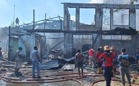 Mess Karyawan Toko Sulindah di Manokwari Terbakar, Damkar Berjibaku Padamkan Api di Akses Sempit