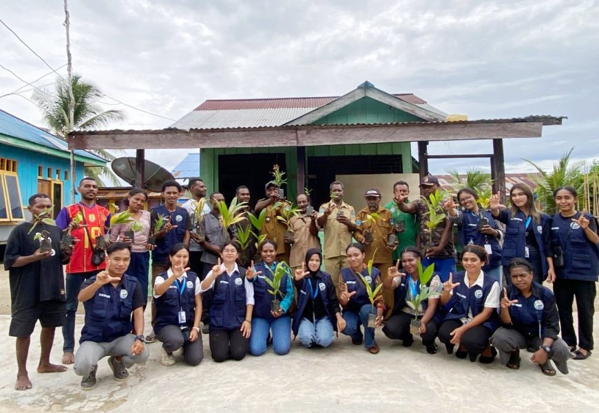 Mahasiswa KKN UNIPA Bagikan 300 Bibit Tanaman untuk Warga Kampung Yop Meos Windesi