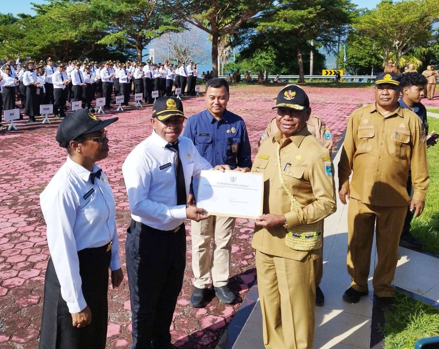 Gubernur Papua Barat Serahkan SK kepada 1.002 CPNS dan PPPK, Minta ASN Siap Ditempatkan di Mana Saja