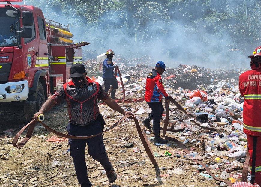 Damkar Papua Barat Padamkan Kebakaran di TPA Sowi Gunung, Terkendala Alat Pelindung dan Sarana Pendukung