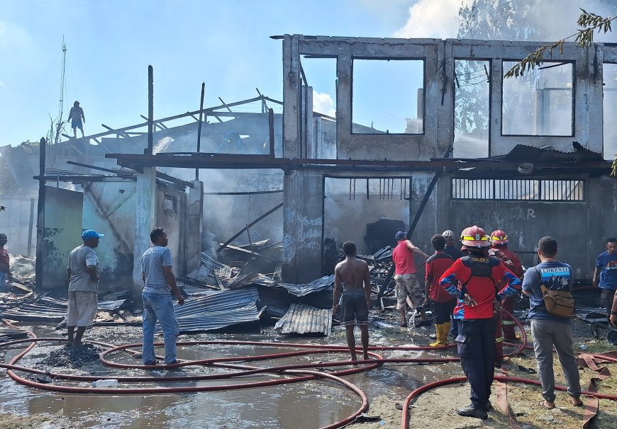 Mess Karyawan Toko Sulindah di Manokwari Terbakar, Damkar Berjibaku Padamkan Api di Akses Sempit