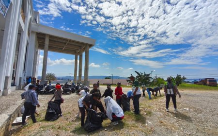 GEBER MAS Kemenag Papua Barat, ASN Lintas Agama Bersihkan Masjid Serentak