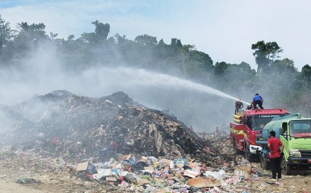 Damkar Papua Barat Perlahan Mulai Padamkan Api di Area TPA Sampah Manokwari