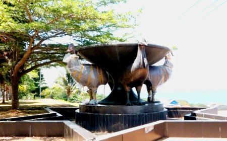 Pemprov Papua Barat Pasang Kembali Dua Patung Replika Kasuari yang Sempat Hilang