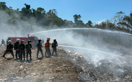Mobil Damkar Kodim 1801/Manokwari Bantu Padamkan Kebakaran TPA Kurangi Dampak Asap