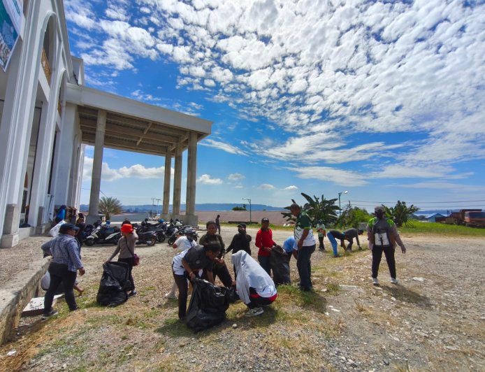 GEBER MAS Kemenag Papua Barat, ASN Lintas Agama Bersihkan Masjid Serentak