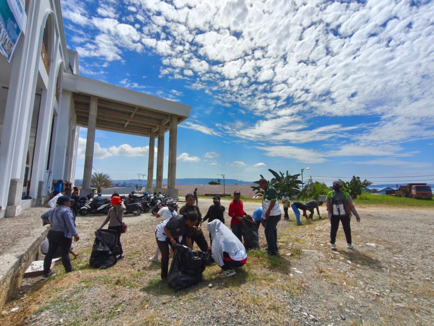 GEBER MAS Kemenag Papua Barat, ASN Lintas Agama Bersihkan Masjid Serentak