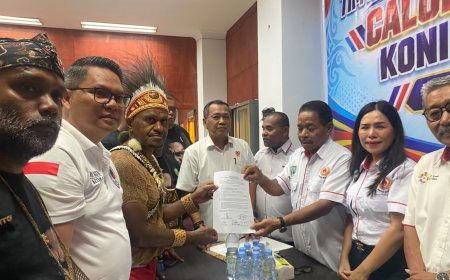 Yosias Saroy Kembalikan Formulir Caketum KONI Papua Barat, Bawa Rekomendasi 24 Cabor