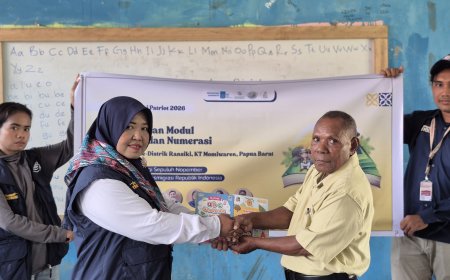 TEP 17 ITS Perkuat Literasi Siswa Ransiki Lewat Berbagi Modul Calistung dan Buku Cerita