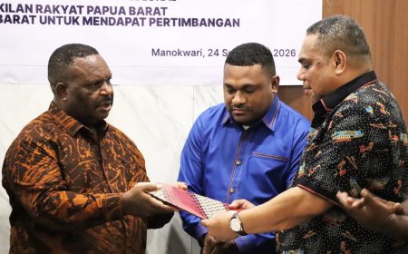 MRPB Serahkan Raperdasus Protokoler dan Keuangan Anggota ke DPRP Papua Barat