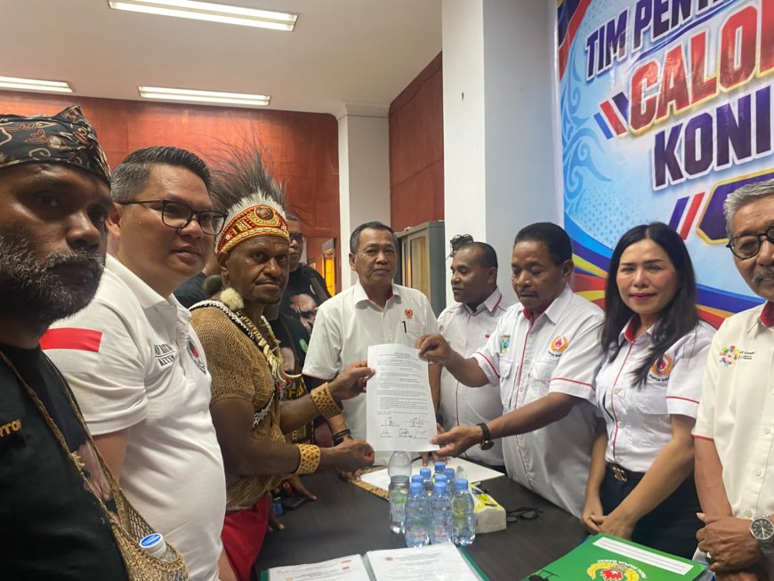 Yosias Saroy Kembalikan Formulir Caketum KONI Papua Barat, Bawa Rekomendasi 24 Cabor