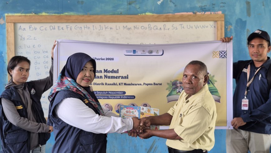 TEP 17 ITS Perkuat Literasi Siswa Ransiki Lewat Berbagi Modul Calistung dan Buku Cerita