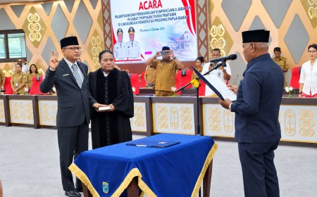 Gubernur Dominggus Mandacan Lantik Prof. Charlie Heatubun sebagai Kepala Bappeda Papua Barat