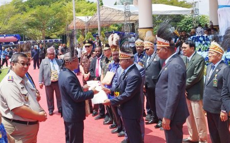 Di Hari Jadi Papua Barat, ATR/BPN Serahkan Dua Sertifikat Elektronik Untuk Kantor DPRP Dan MRPB