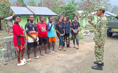 Wadansatgas TMMD Sosialisasikan Rekrutmen TNI AD kepada Pemuda Kampung Yamboi