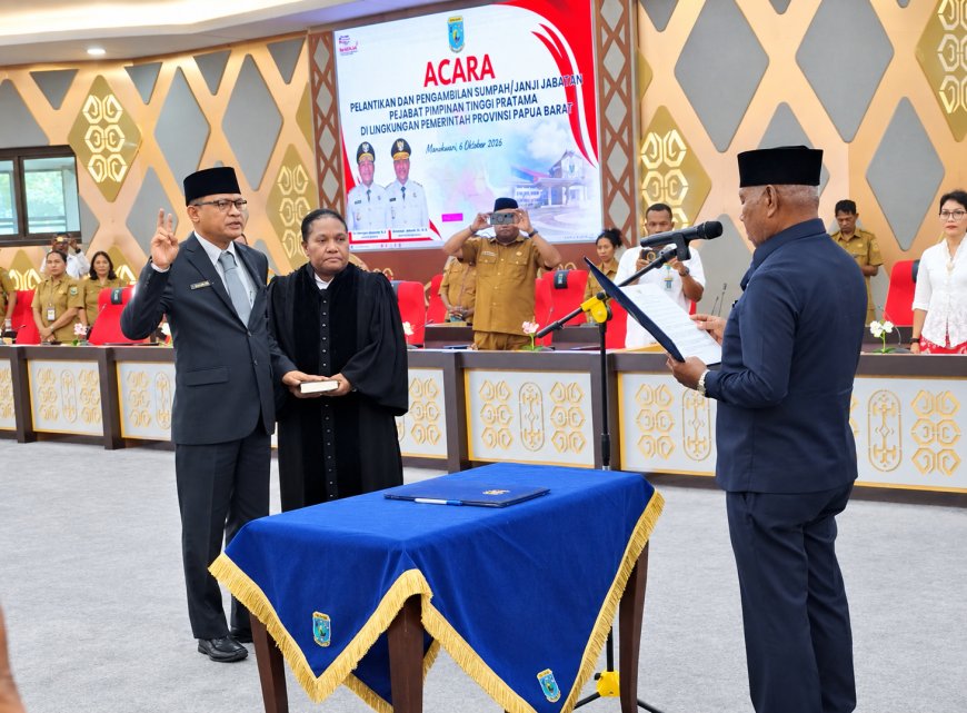 Gubernur Dominggus Mandacan Lantik Prof. Charlie Heatubun sebagai Kepala Bappeda Papua Barat