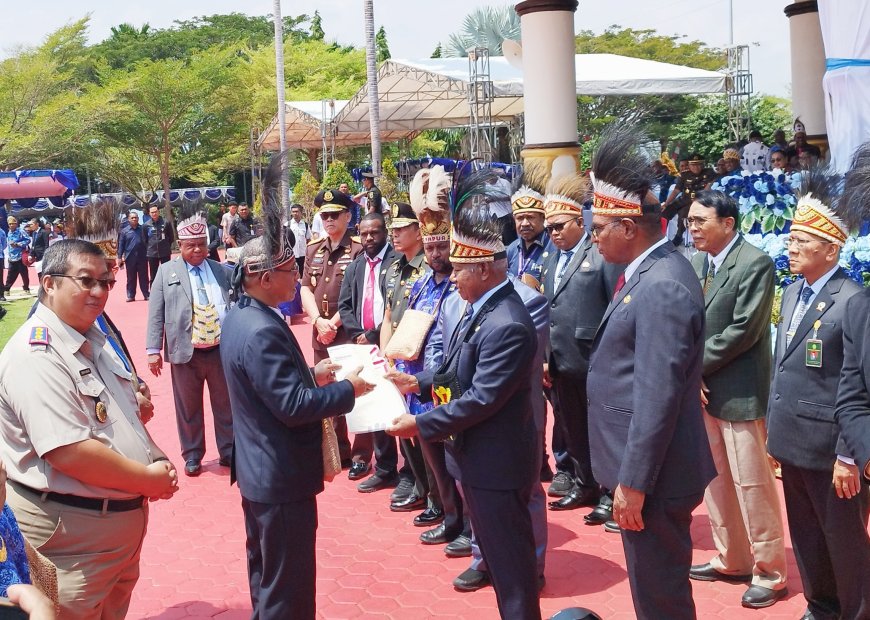 Di Hari Jadi Papua Barat, ATR/BPN Serahkan Dua Sertifikat Elektronik Untuk Kantor DPRP Dan MRPB