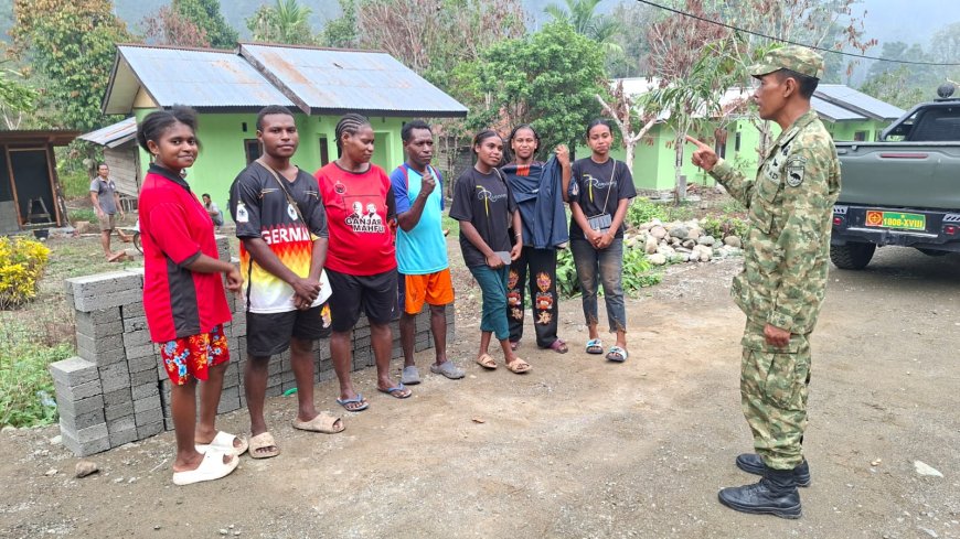 Wadansatgas TMMD Sosialisasikan Rekrutmen TNI AD kepada Pemuda Kampung Yamboi